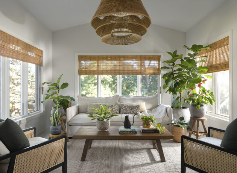 Franklin selected the Antigua Medium Drum Chandelier for the sunroom from one of her favorite lighting shops, Visual Comfort.