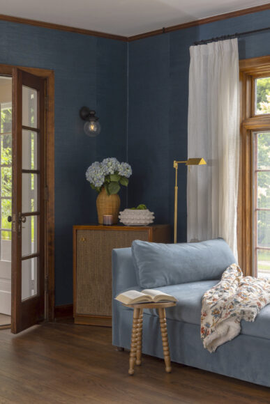 The natural texture of the sisal wallpaper in the living room is not only attractive, but functional, because it doesn’t show smudges and fingerprints. The daybed is swathed in blue velvet that’s very kid friendly and easy to clean, while still being soft and cozy.